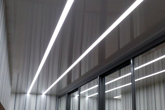 Натяжной потолок «световые линии», пример.